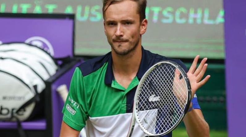 Мать Циципаса высказалась о вспышках гнева теннисистов во время матчей. Камешек в огород Медведева?