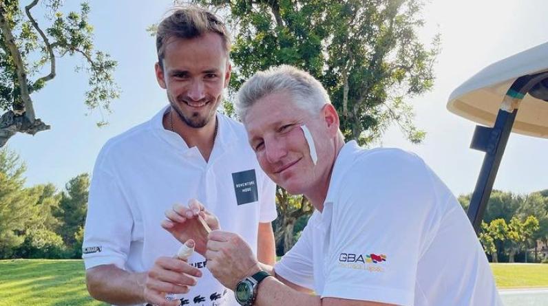 Медведев сыграл в гольф со Швайнштайгером. Даня натер палец, но Бастиан вылечил