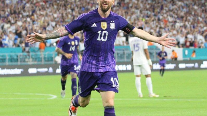 Месси получил по голове, а потом сделал дубль. Он семь раз забил за сборную в последних двух матчах