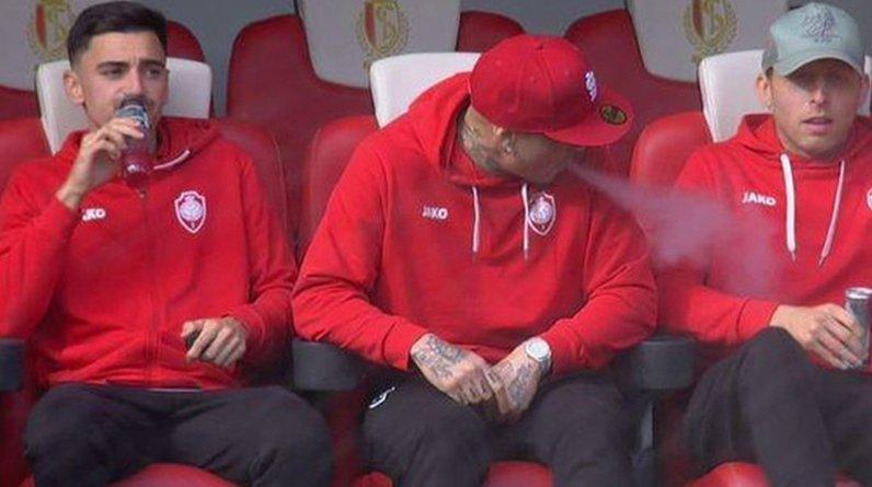 Наингголана поймали за курением на скамейке запасных. Клуб рассердился и отстранил Раджу