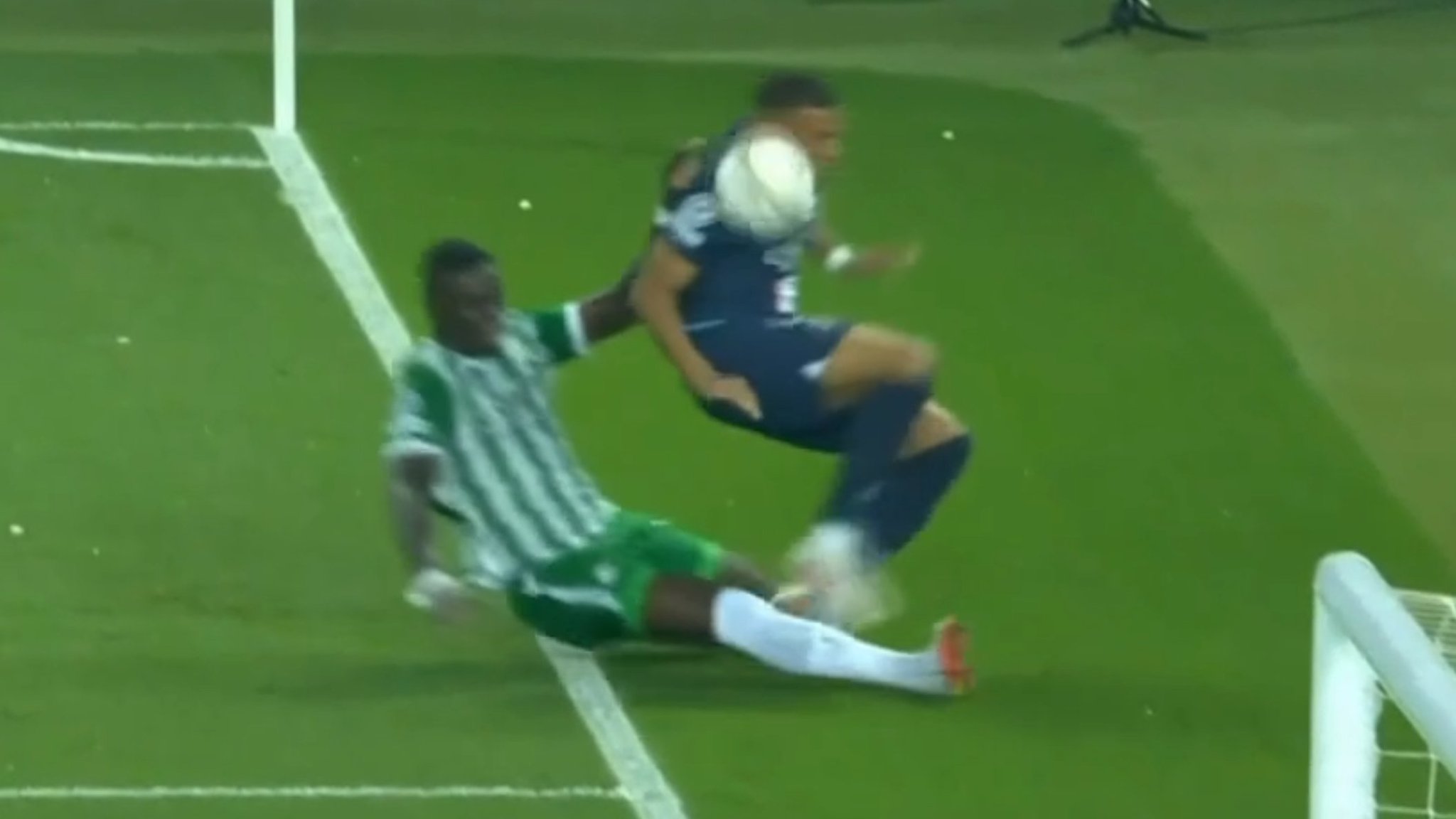 Абдулайе Сек фолит на Килиане Мбаппе