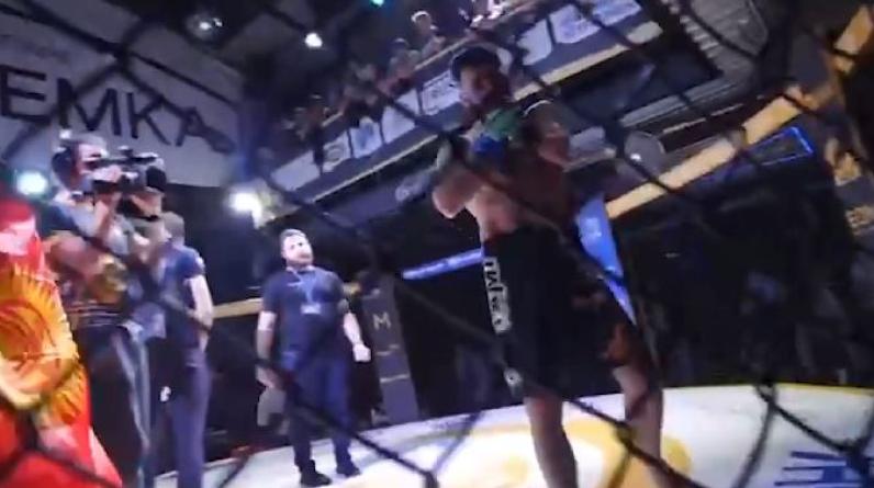 Однорукий боец кинулся на оскорблявших его зрителей в Новосибирске