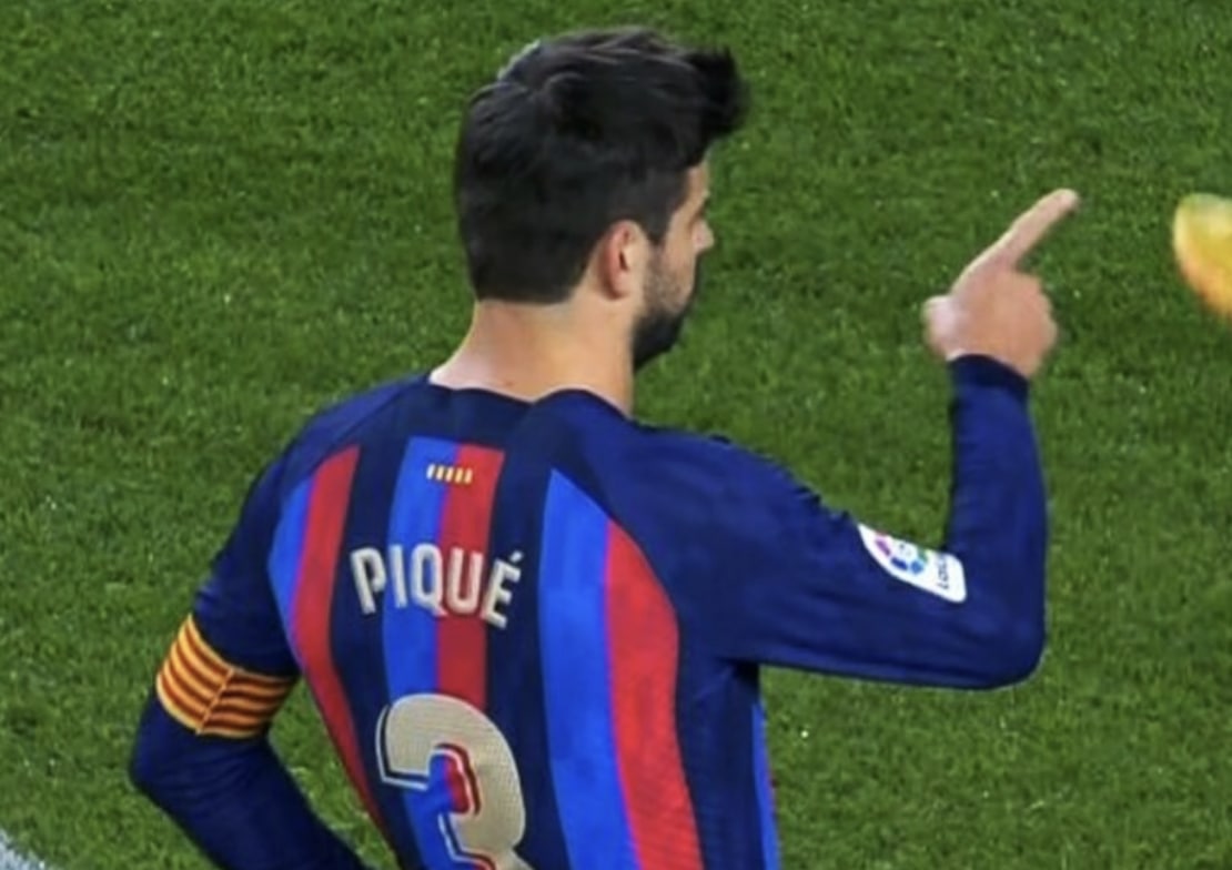 Жерар Пике перед пенальти Роберта Левандовского