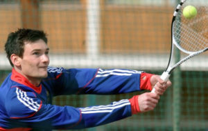 Льорис пробует теннис