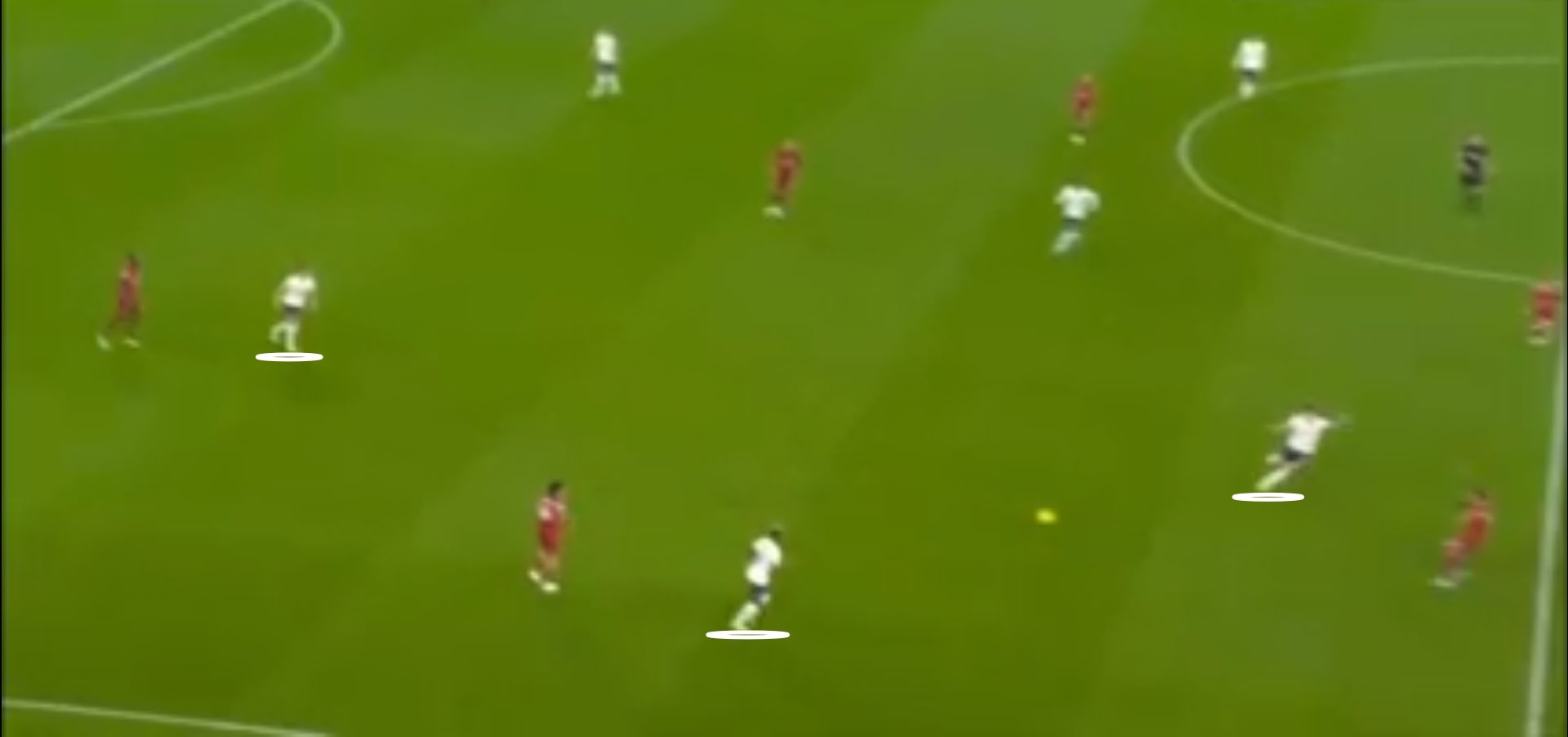 Игроки «Тоттенхэма» включились в прессинг, что не помешало Конате направить мяч на Салаха перед первым голом «Ливерпуля»