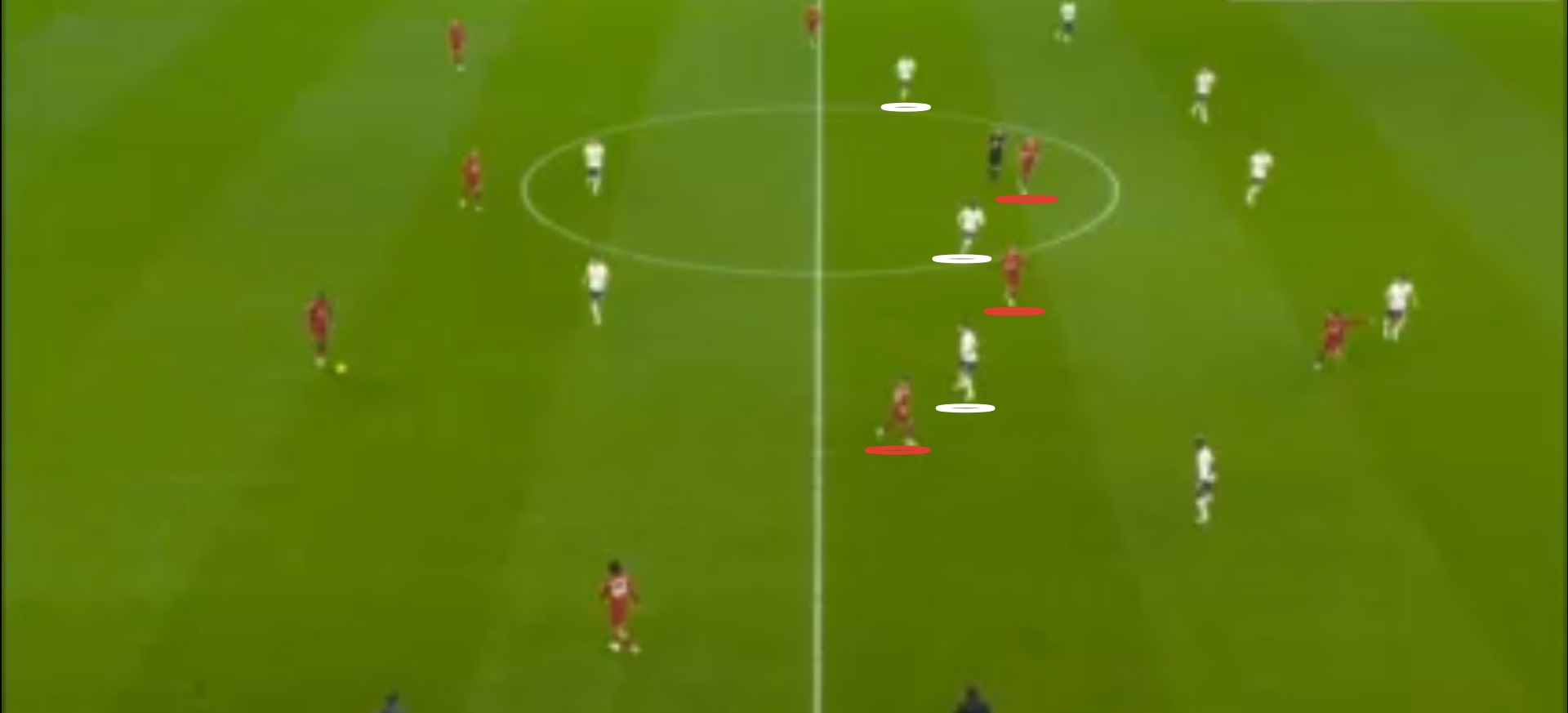 Тройка полузащитников «Тоттенхэма» блокирует коллег из «Ливерпуля»