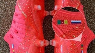 «Почему я должен отказаться от дома?» Камерунец вышел на матч ЧМ-2022 в бутсах с флагом России