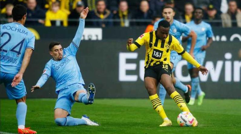 Полузащитник «Бохума» получил по лицу от выбежавшего на поле врача. Ударили ногой (ВИДЕО)