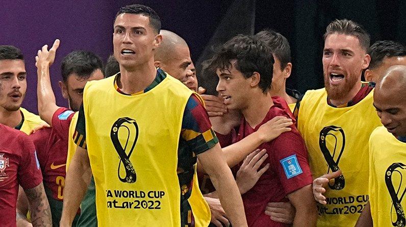 «Я все расскажу Пирсу Моргану». Соцсети смеются над Роналду на скамейке