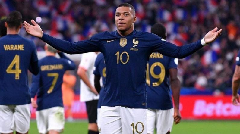 После Евро Мбаппе хотел уйти из сборной и не играть для считающих его обезьяной. Почему передумал?