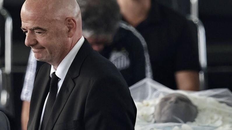 Инфантино взбесил всех поведением на похоронах Пеле. Он делал селфи и постоянно улыбался