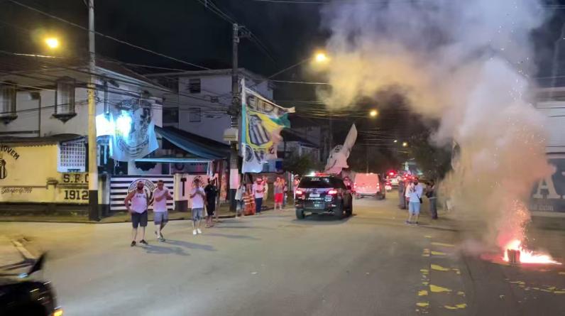 «Приехали домой». Гроб с телом Пеле доставили на стадион «Сантоса»