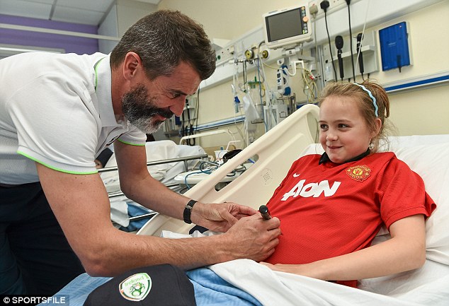 Рой Кин подписывает джерси юной фанатке