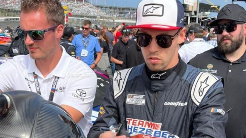 Российский пилот Квят сошел с гонки в NASCAR из-за проблем с мотором