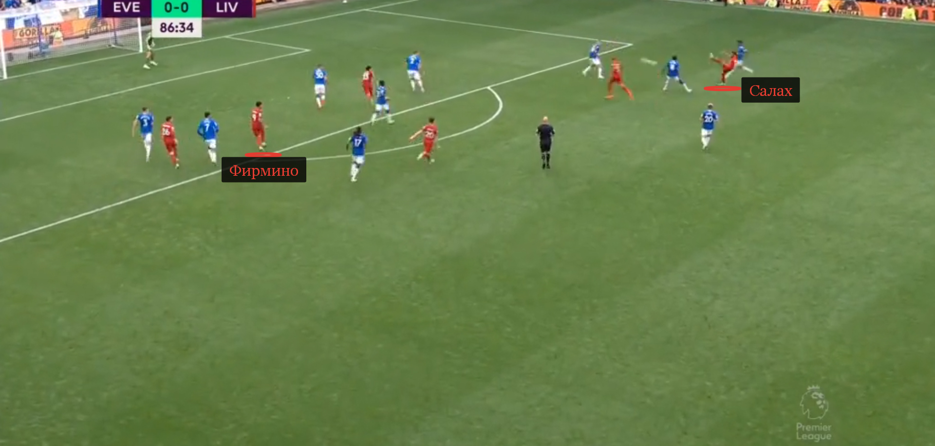 Салах пасует под удар Фирмино в матче с «Эвертоном»