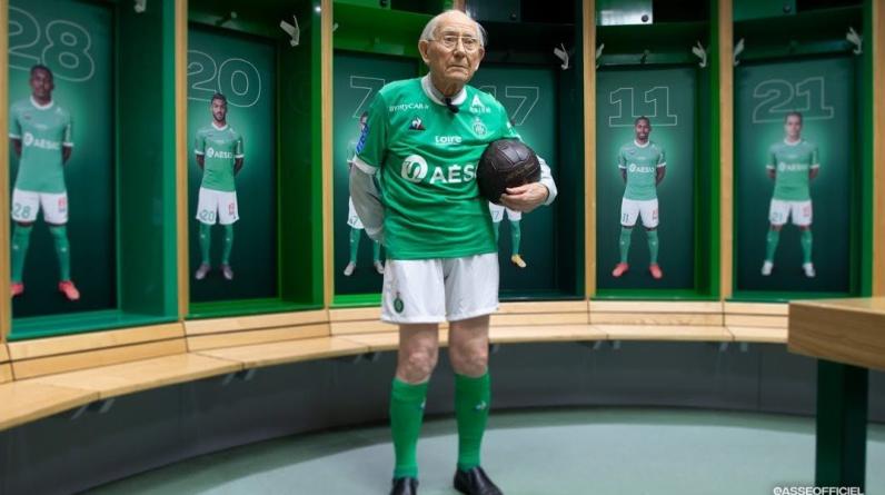 «Сент-Этьен» посвятил кресло на стадионе преданному фанату. Он болел за клуб 89 лет