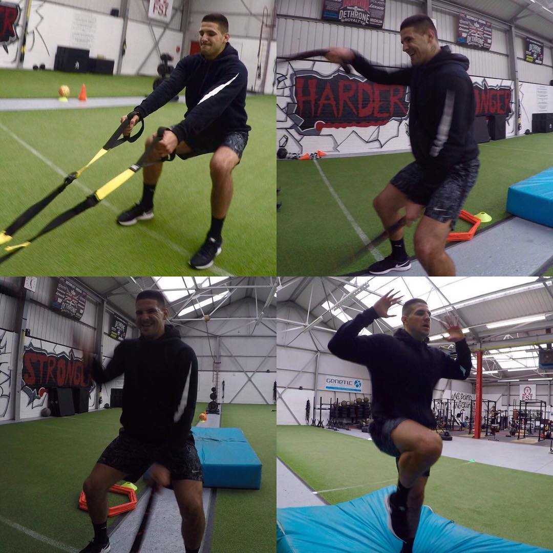 Александар Митрович пашет в зале