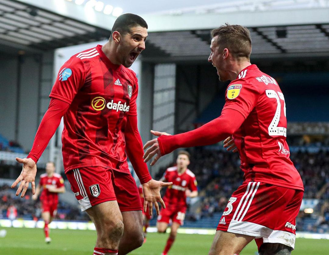 Александар Митрович празднует гол