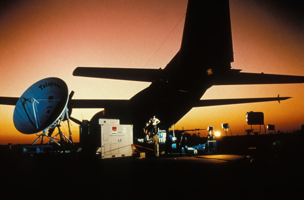 Сборы грузового самолета участников ралли Дакара