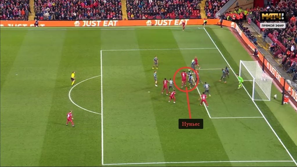 Нуньес выступает прослойкой между Ван Дейком и игроками «Наполи»: отсекает соперников и посылает мяч в створ перед добиванием Салаха