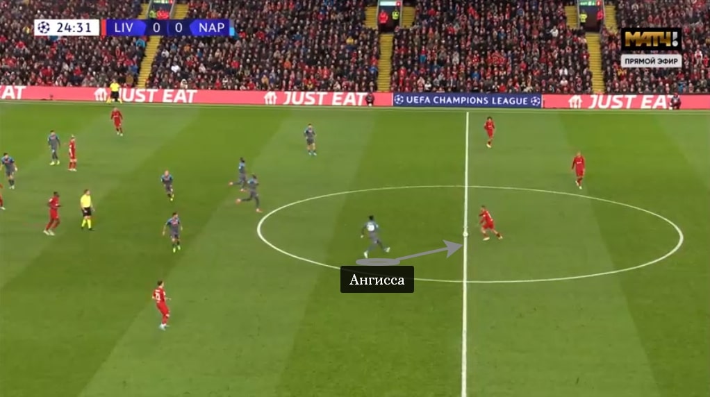 Ангисса инициирует прессинг рывком к сопернику