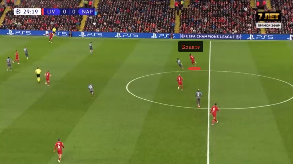 Конате убегает от соперника, который выдвинулся на него в рамках прессинга, на чужую половину