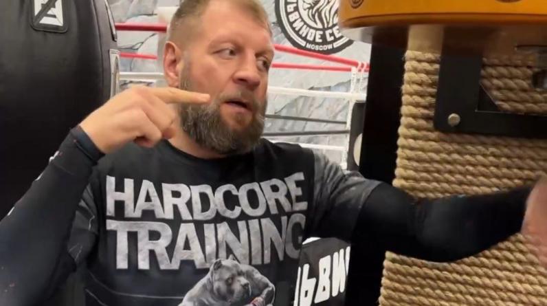 «Так будет летать голова Еркаева». Емельяненко потренировался с боксерской грушей