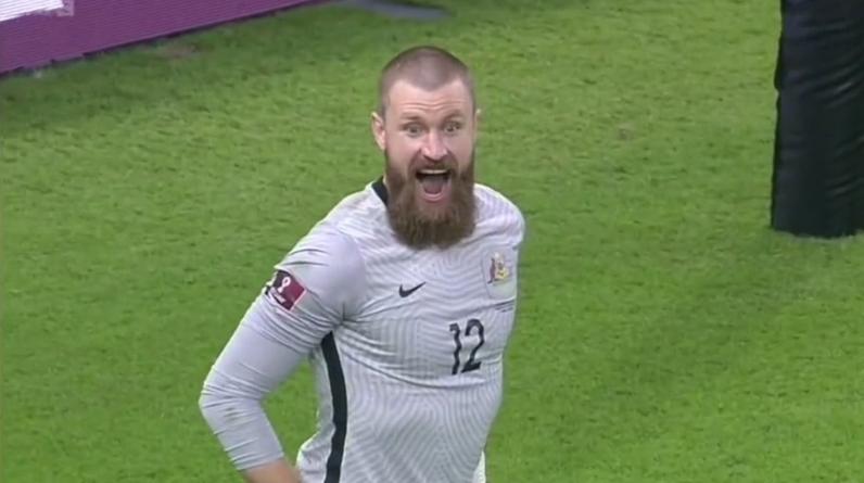 Танцующий вратарь вытащил Австралию на чемпионат мира. Главное видео дня