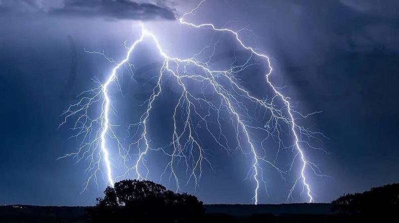 В футбольного арбитра на Филиппинах во время матча ударила молния