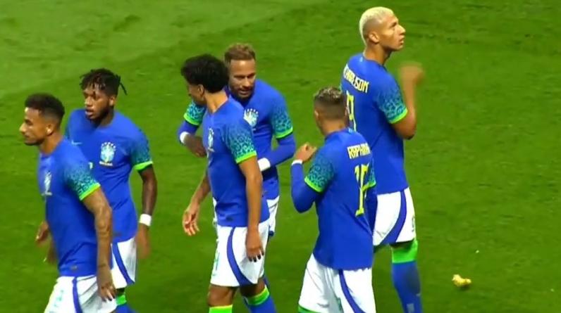 В Ришарлисона швырнули бананом во время матча. Как отреагировали в Бразилии?