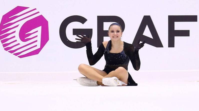 Валиеву застукали гуляющей за ручку с известным певцом. Дмитриенко отрицает, что они встречаются