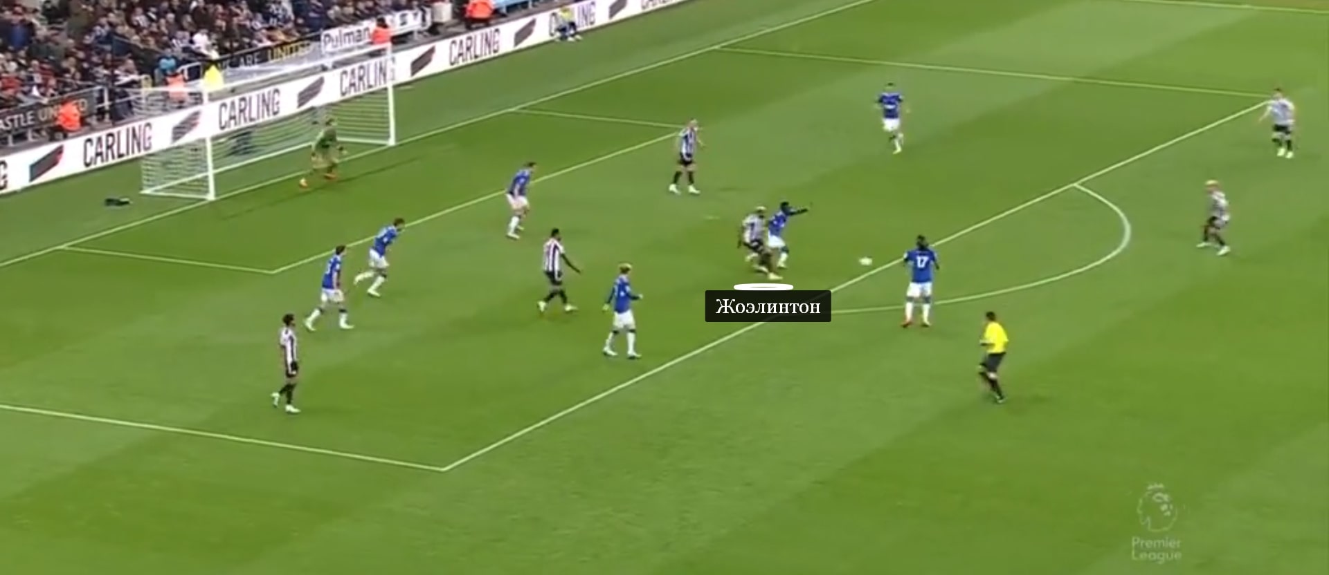 Жоэлинтон отдает предголевой пас из чужой штрафной в матче с «Эвертоном»