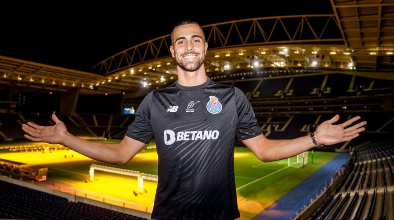 Вратарь-рекордсмен из «Порту», отразивший три пенальти в ЛЧ подряд, продлил контракт с клубом