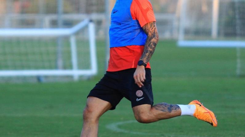 Вышел на замену и сразу получил красную. Абсурд в матче «Антальяспора» против команды Дзюбы