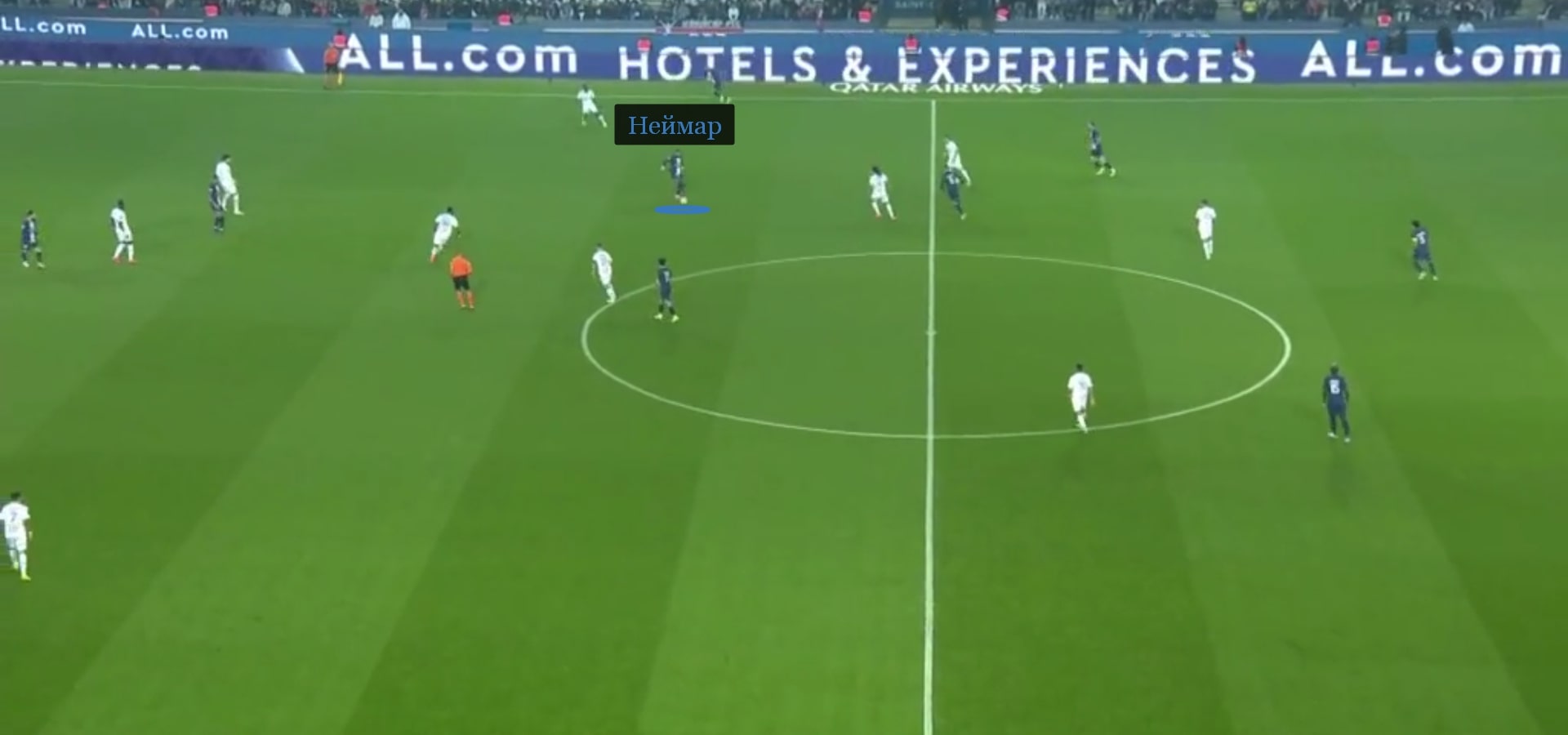 Неймар вновь получил мяч между линий «Марселя», а затем продвинул на Мбаппе