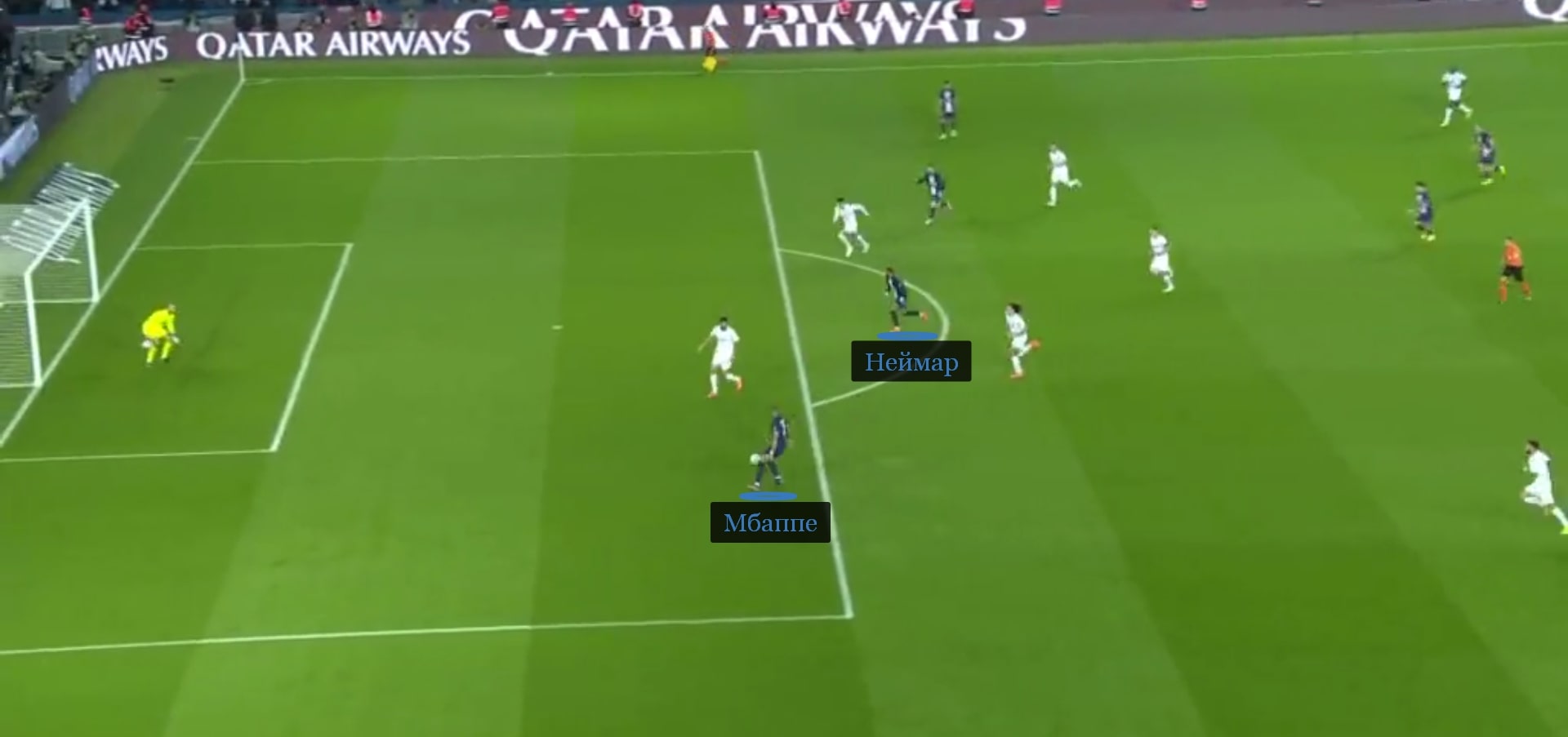 Неймар включается в штрафную под пас Мбаппе как классический форвард