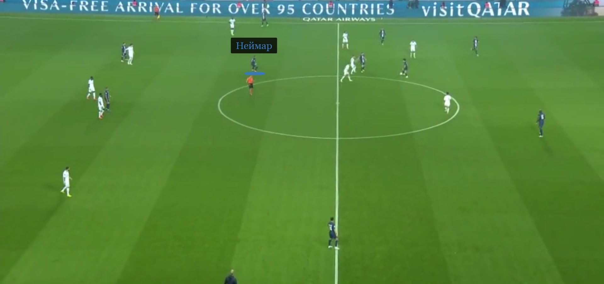 Неймар принимает мяч между линий «Марселя», чтобы продвинуть в сторону Месси