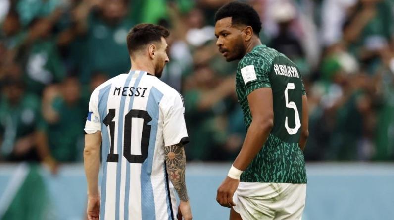 Защитник Саудовской Аравии наехал на Месси после победного гола. Реакция Лео бесценна (ВИДЕО)