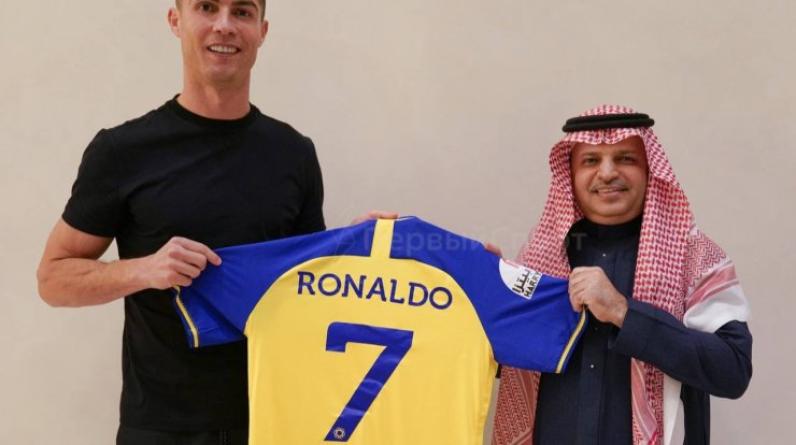 «Завершил карьеру в интервью с Морганом». Каррагер, Невилл и другие о переходе Роналду в «Аль-Наср»