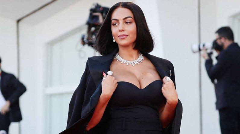 Завирусилось фото Джорджины до знакомства с Роналду. Тогда дама работала продавцом в магазине Gucci