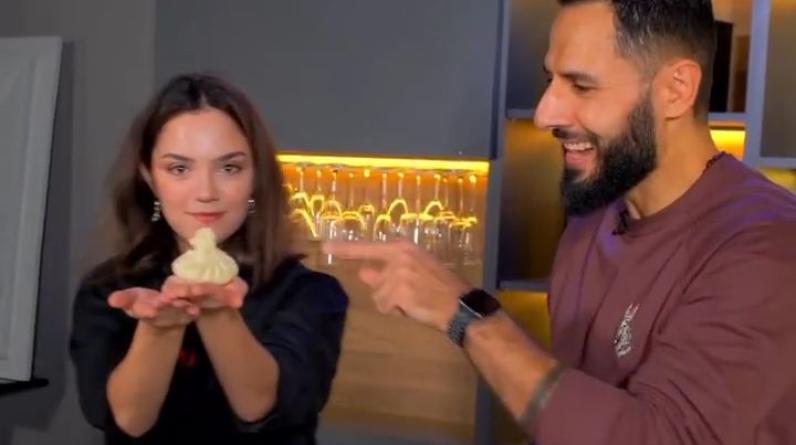 «Женя умеет крутить не только прыжки, но и хвостики для хинкалей». Медведева – на кулинарном шоу