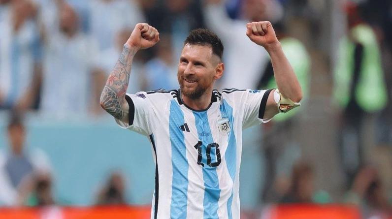 Журналистка выдала красивую речь в адрес Месси. У Лео чуть щеки не треснули от улыбки (ВИДЕО)