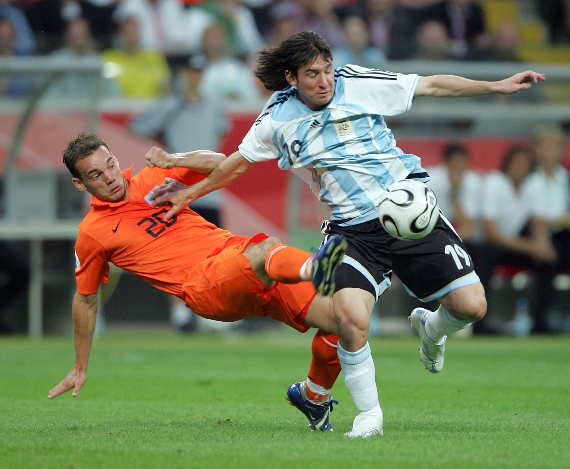 Лео Месси против Уэсли Снейдера (с волосами и без пуза)